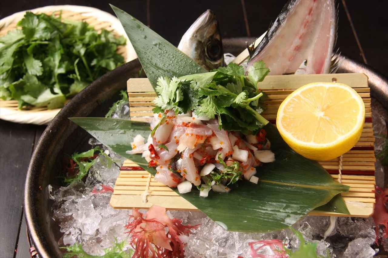 画像: さまざまな味付けでお楽しみいただく7種の「五島近海 アジのたたき」1,280円均一 全国屈指の漁獲量を誇る長崎県は、対馬暖流や複雑な潮流、数多くの島々や天然の入り江に恵まれ、多彩な魚種が生息する好漁場を形成しています。 山から川、海へと流れ込み、魚のエサとなるプランクトンを増殖させた土壌成分もたっぷりです。 この恵まれた環境で育った濃厚な味わいでプリップリの歯ごたえが他とは断然異なるアジをさまざまな味つけでお楽しみいただきます。 ■アジのたたき しょうが ■アジのたたき 梅肉 ■アジのたたき すだち塩 ■アジのたたき バクダン納豆 ■アジのたたき ゴマ漬け ■アジのたたき 青唐辛子 ■アジのたたき パクチーレモン