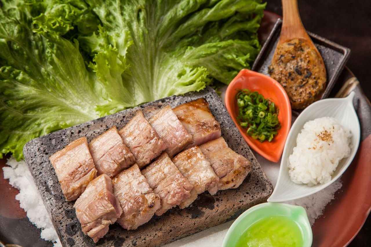 画像: <「五島豚」や「五島の名産品」炉端焼き> 「五島豚」の炉端焼き それぞれの素材に合せた味付けで炉端焼きの五島豚をお楽しみいただきます。 脂身が少なくさっぱりとした味わいのロース肉は、しっとりした食感と豚ならではの凝縮された旨味を、コクのあるジューシーな味わいのバラ肉は、肉の旨味と甘みの強い脂の甘味が絶妙な美味しさお楽しみいただけます。 ■低温調理 五島豚肩ロースの味噌漬け炉端焼き 2,200円 ■しっとり五島豚ロースの炉端焼き 彩り野菜黒酢あんかけ 2,400円 ■五島豚バラ肉と焼き味噌の野菜巻き ~和風サムギョプサル~ 2,200円 ■五島豚ソーセージ チーズフォンデュ 680円 ■五島豚自家製ハムステーキ焼きパイナップル 680円 ■五島豚パンチェッタとチーズのトマト焼 680円ほか