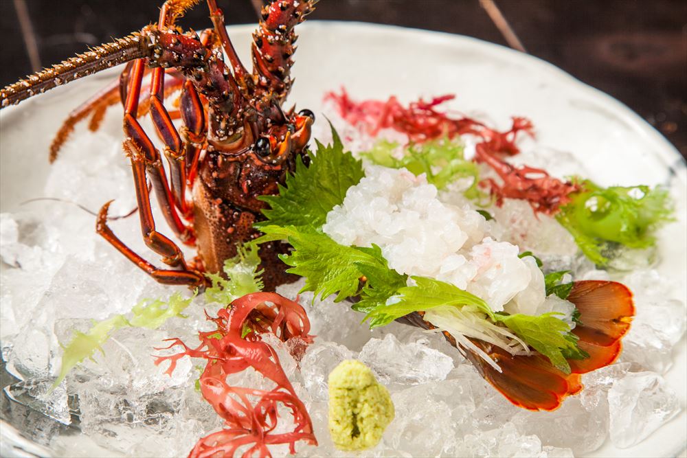 画像: 生簀もん」プリプリの”伊勢海老”“サザエ” 見た目にも豪華でお祝いの席にぴったりのぷりぷりっと弾むような食感が楽しめる「伊勢海老」をはじめ、漁獲量日本一である長崎県をはじめとした九州産の「サザエ」も刺身から焼きまでご用意しております。 <伊勢海老> ※季節により産地は変更になります ■刺し、炉端焼き、寿司 各2,000円 <サザエ> ■刺し、壺焼き 各980円