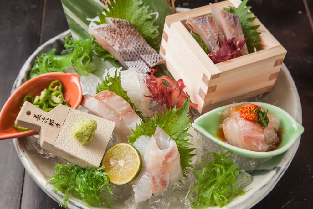 画像: 毎日届くその日の「五島の鮮魚」 五島が誇る地元の鮮魚を盛り合わせてご提供いたします。その日に捕れた魚をご提供するため、魚の種類は日替わりで異なります。何の魚が食べられるかは来てからのお楽しみ! ■五島盛り 1,580円 ■バラモン盛り 1,850円 ■鬼岳盛り 2,980円