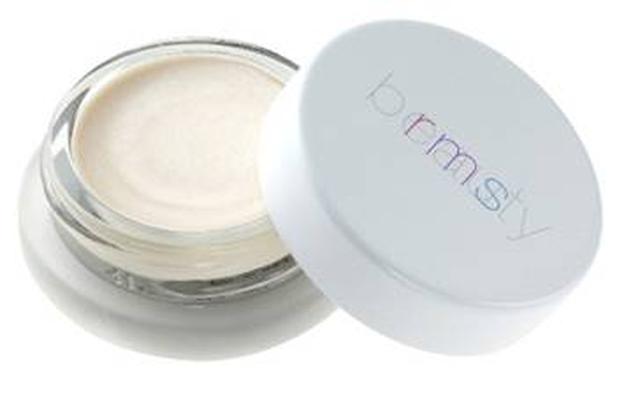 画像: rms beauty 『ルミナイザー』 数多くのモデル、美容家、メイクアップ・アーティストからのラブコールが絶えないマルチハイライター。人気のあまり品切れ状態となり、なかなか手に入らない幻のハイライターとして話題となった。 ・オーガニック処方のクリームハイライト ・光を操る自然なツヤで立体感を演出 ・マルチに使える6way仕様 ・人気モデルや海外セレブも愛用者多数!