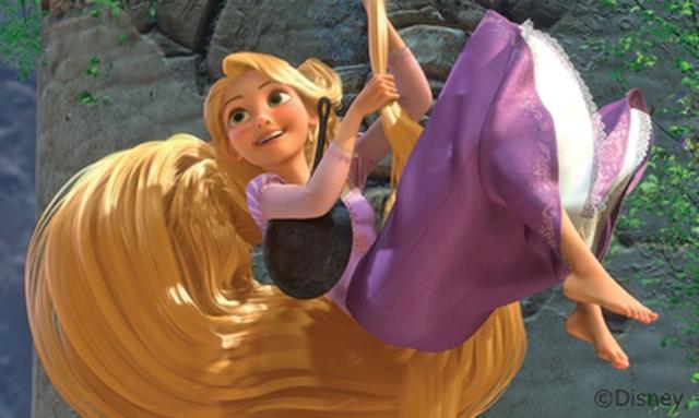 画像: ◆ラプンツェル『塔の上のラプンツェル』(2010)に登場する、約 21 メートルもの美しい 髪を持つ少女。子どもの頃にさらわれ、森の塔に閉じ込められていたラプンツェルは、 ある日、塔に忍び込んだフリンと出会い、彼とともに機知に富んだアイデアと長い髪と フライパンを駆使して冒険に出ます。