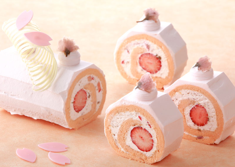 画像: <さくらロール>1カット¥432(税込) ホール(11cm)¥1100(税込)