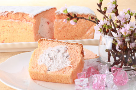 画像: <さくら咲く生パウンドケーキ>¥1,200(税込)※商品は冷凍でお渡しいたします。 フランボワーズのスポンジで桜風味のクリームとイチゴを包んだ見た目も可愛いロールケーキ。 ふんわりと香る桜が春を感じさせるやさしいスイーツです。