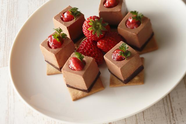 画像: いちごのチョコレートキューブ