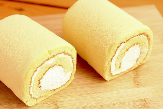 画像2: 蜂蜜がジュワッと染みでるロールケーキを全国にお届け