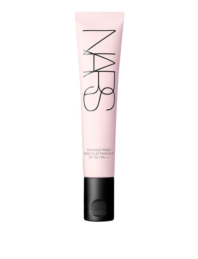 画像: NARS ラディアンスプライマー SPF35/PA+++ (本体 4,000円+税) 内容量 30mL 肌の輝きを⾼める働きによって、瞬時にくすんだ肌をいきいきとした状態にし、メイクの仕上がりをより美しく⻑く保ちます。 カプセル状に包まれた⽇焼け⽌めビーズが肌に触れた瞬間にはじけて、贅沢までにフレッシュな⼼地よさで紫外線から肌を守ります。 ●つけたての仕上がり: 温かみのあるコンプレクションに仕上げ、上品な偏光パールで輝きを⾼めます。 ●⻑期的なメリット: 植物成分、⽣薬由来の成分のゴシュユの働きで循環を促し、いきいきとした肌へ。 オイルフリー処⽅