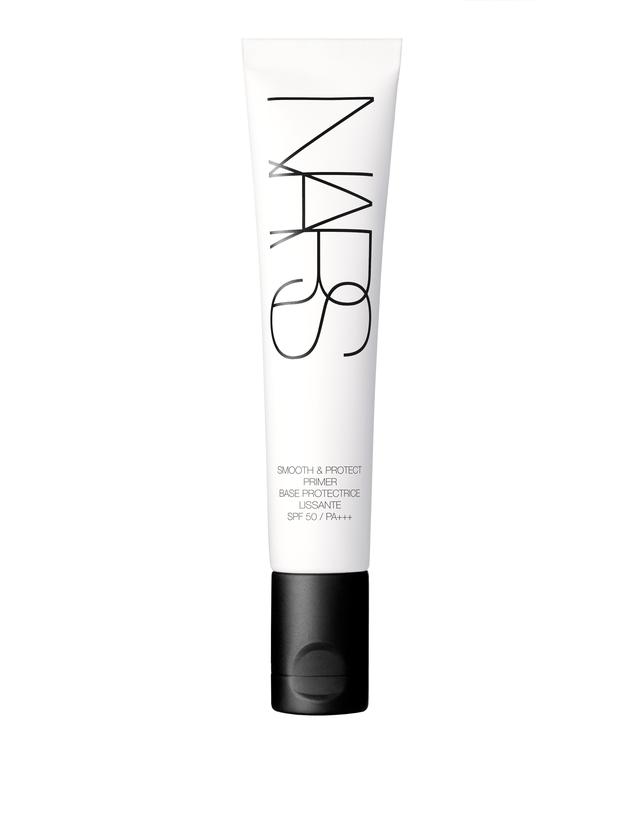 画像: NARS スムース&プロテクトプライマー SPF50/PA+++ (本体 4,000円+税) 内容量 30mL インビジブルディフェンステクノロジーにより決して肌表⾯にムラになって残らず、肌に負担をかけません。肌に溶け込むようになじみながら、紫外線などの環境ダメージから肌を強⼒に守ります。スキンスムージングコンプレックスが、⽑⽳や⼩じわなど肌の気になる部分をぼかします。 オイルフリー処⽅