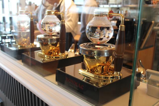 世界的にも珍しいコーヒー抽出法『横式サイフォン』 - カワコレ 世界的にも珍しいコーヒー抽出法『横式サイフォン』 - カワコレ