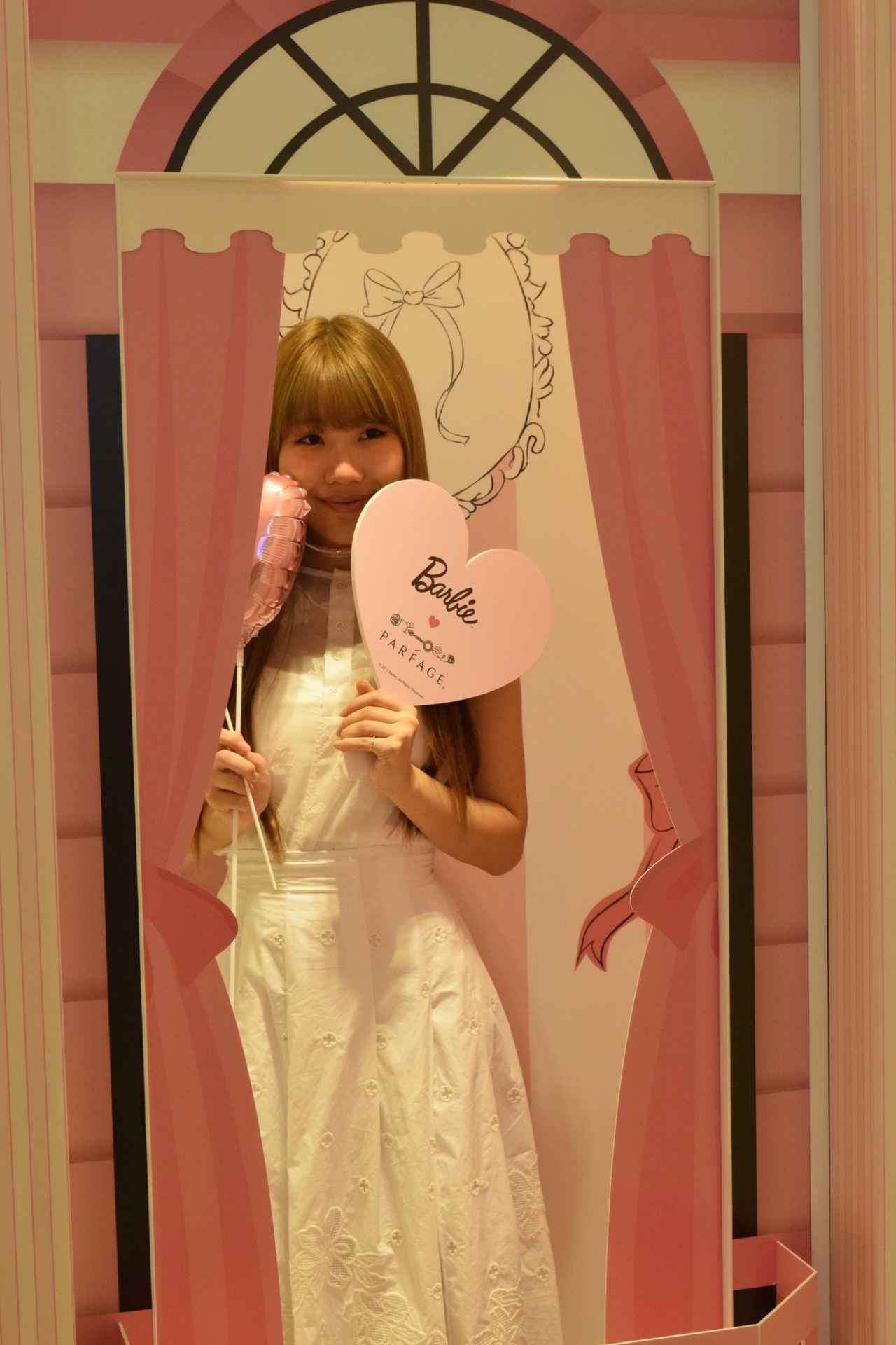 画像: フォトプロップスなどインスタ映えしそうな小物も充実!