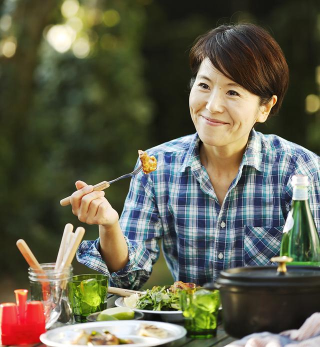 画像: ■ワタナベ マキ グラフィックデザイナーを経て料理家に。野菜たっぷりの体にやさしいごはんと、ナチュラルなライフスタイルが人気を集めている。年に5~6回は出かけるほどのキャンプ好きで、最近は真冬のキャンプにもデビュー。季節を問わず、アウトドアごはんを楽しんでいるそう。