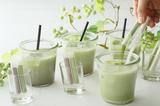 画像: 今回のドリンクは、「OTEMAE=茶道の“お点前(おてまえ)”」をテーマに、「和×洋」の味わいにラジョウならではの遊び心を加えました。新スーパーフードとして注目を集める「タイガーナッツ」をベースにしたミルクドリンクに、小さな試験管に入った“こしあんパウダー(黒あんまたは白あん)”と“抹茶パウダー”を注ぎ入れ、お茶をたてるように混ぜあわせていただく、オリジナルノンアルコールカクテルです。