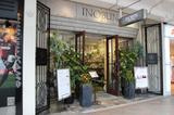 画像: ビュッフェラインの装飾は、1814年の創業より200年の時を越えて、地元京都に息づくライフスタイルショップ「INOBUN」が監修。グリーン、ホワイト、イエローを基調に、ガラスや洋書、エアプランツを用いて、初夏を感じさせる透明感のある涼しげなガーデンを演出いたします。可愛らしさのなかにも大人の落ち着きを感じるフォトジェニックな空間でお客様をお迎えいたします。
