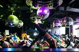 画像1: 朝から健康的に盛り上がる!クラブ感覚のヨガイベント
