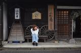 画像: 太田宿の旅籠(旅館)の「小松屋」の前でパチリ。当時の建物が現存しています。現在は、お休み所として一般開放され、時に講談や音楽などのイベントが行われています。