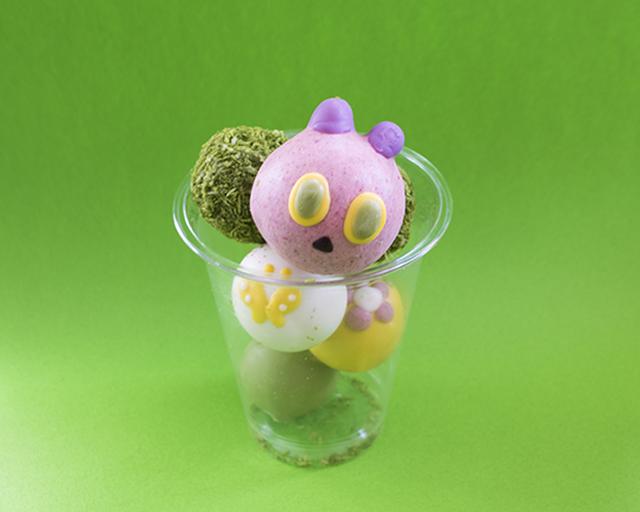 画像: はらぺこあおむしドーナツ 1カップ/600円(税込) エリック・カール氏代表作のはらぺこあおむしがかわいいころころドーナツになりました。顔の部分はいちごのチョコレートでコーティングしています。抹茶のチョコレートやかぼちゃのチョコレートなど、全部で5種類の味がお楽しみいただけます。