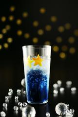 画像: 【9月限定】プルート&カロン 太陽から遠く離れた暗い宇宙の色合いを、ブラックウォッカベースのコバルトブルーのカクテルで表現。水面に輝く金銀のパウダーで宇宙に煌く星々を、2色の星型シトラスピールで準惑星である冥王星「プルート」とその衛星「カロン」を表現しました。