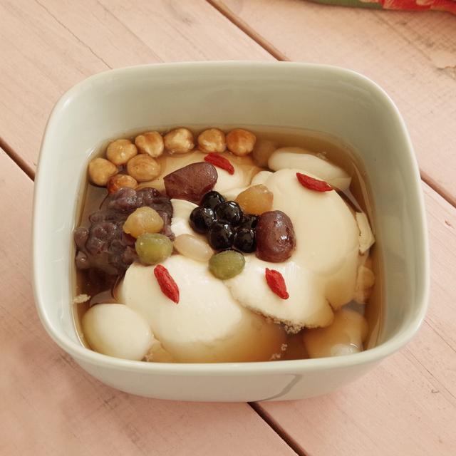 画像: 3)台湾豆花(トウファ) 650円(税抜) 無調整の有機豆乳を100%使用。台湾の伝統的な豆花をオリジナルで再現。独自に配合したきび糖シロップと豆花と甘さ控えめのつぶあんが、もちもちの白玉によく合います。