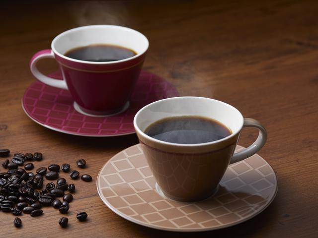画像: オリジナルブレンドコーヒー 当ホテルのコーヒーは全てオリジナルブレンドで提供します。3種類のコーヒー豆をそれぞれ個別に焙煎した後にブレンドすることで豆の個性を最大限に引き出しました。酸味を押さえ、香ばしい香りを強め、上質なコクと、高貴な後味が特徴の1杯を、朝食やカフェタイムにて、客室ではドリップバッグにてお楽しみいただけます。
