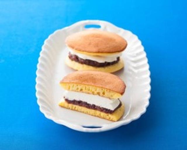 画像: 和洋折衷 『北海道十勝産小豆使用生どら焼き(粒あん&ホイップ)』 204円(税込220円)5月2日(火)発売 5月2日(火)以降順次(東海一部、近畿、北陸は6月発売予定) ◆北海道十勝産の小豆を炊き上げ、どら焼き用に皮残りの少ない粒餡にする事でなめらかな口どけに仕上げました。 ◆粒餡に合う濃厚なホイップクリームに変更し和洋折衷の美味しさを同時に楽しめます。 ◆生地の焼工程には、専門店同様に熱が均一に伝わりやすい“銅板”を使用し、一枚一枚丁寧に焼き上げました。