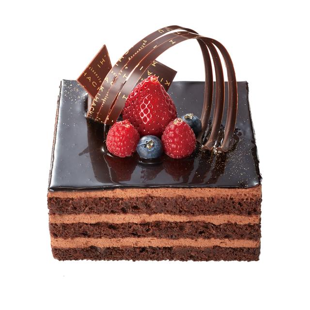 画像: ■価格:11cm 3,024円/16cm 5,724円(税込) ■販売期間:5月10日(水)~ 通年 ※ご注文は受け取りの3日前までにお願いいたします ■商品説明:定番人気のガトーショコラをホールケーキサイズにしました。口どけのよいなめらかなショコラムースとしっとりとしたショコラ生地を重ね、艶やかなショコラソースでミロワール風に仕上げました。上には、苺、ラズベリー、ブルーベリーを飾って。