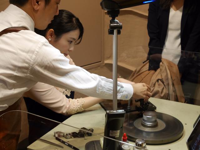 画像: ケイ・ウノの研磨職人さんが丁寧に指導してくれました
