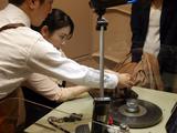 画像: ケイ・ウノの研磨職人さんが丁寧に指導してくれました