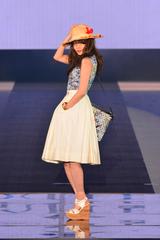 画像: 小嶋陽菜さんはAKB卒業後初のなるランウェイを披露!