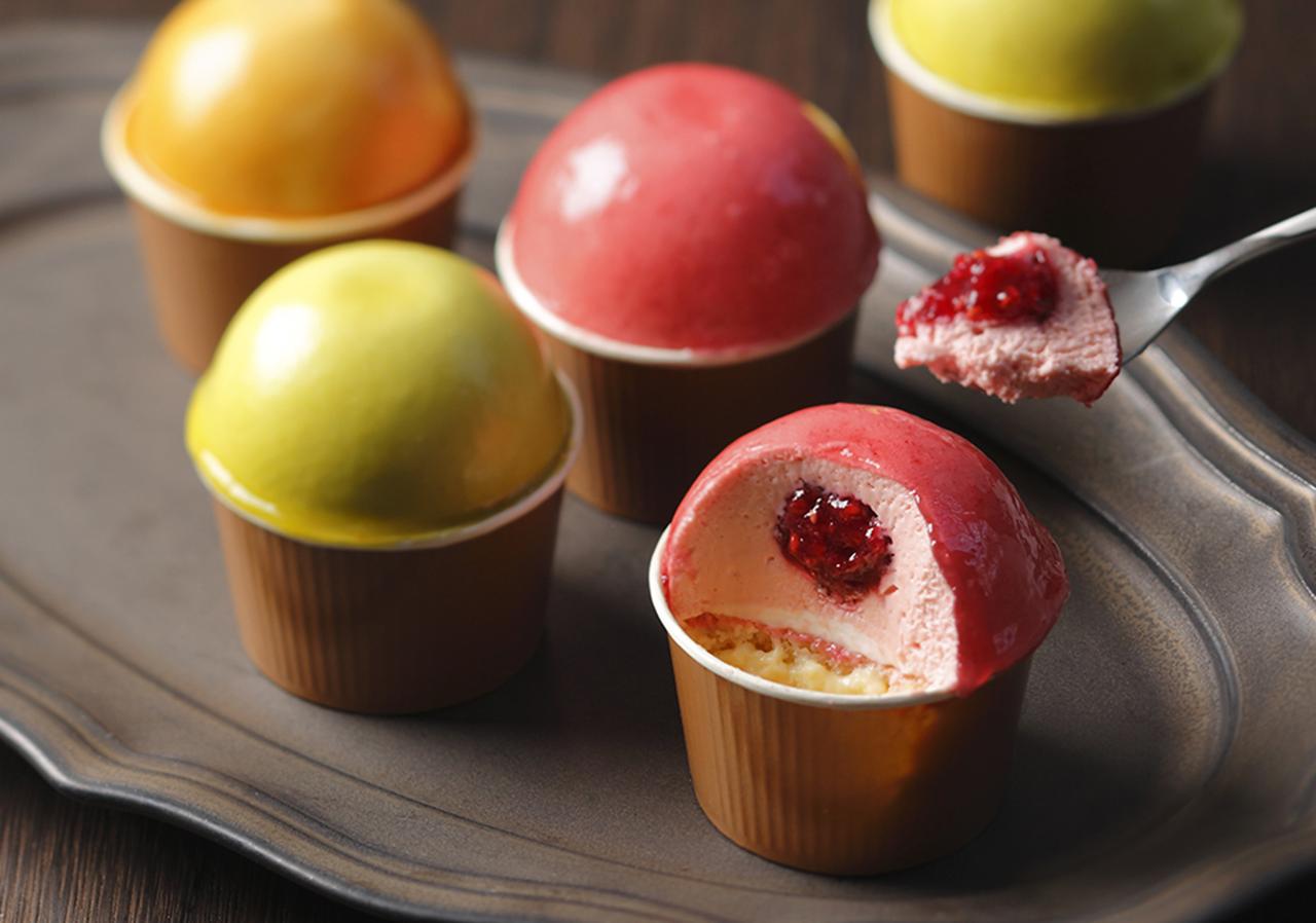画像: マリールゥ 3種の味をお楽しみいただける、カラフルでユニー クな形のカップスイーツです。 ベリーシロップを染み込ませたスポンジと、カスター ドクリームを重ね、3種類のムースをのせました。 ※フランボワーズ、ピスタチオ、メープル 価格： 1,620円（税込）/3種各1個入り