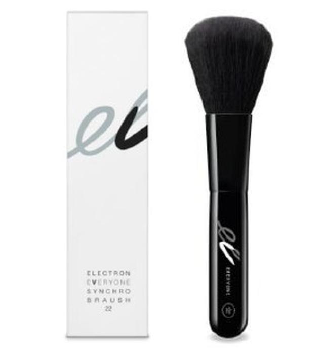 画像: <06. SYNCHRO BRUSH(フェイスブラシ)> ブラシだけでもお肌をブラッシュアップすることが出来る不思議なフェイスブラシ。 9,800円+税