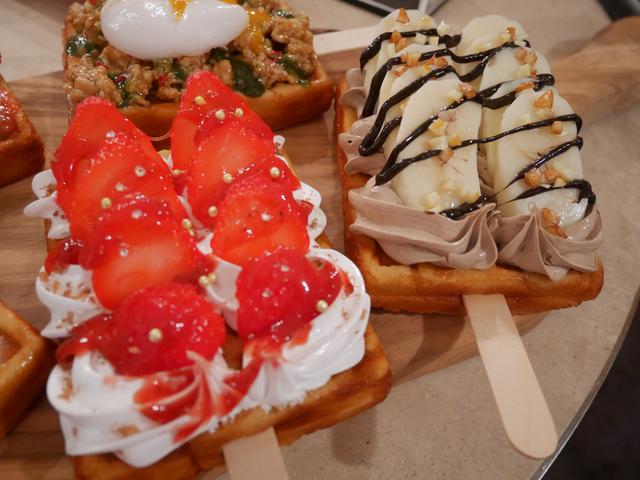 画像: (左)「ストロベリー ショートケーキ ティアラ」 コールド・ストーン・クリーマリー上陸当初から 人気 No.1 のクリエーションをワッフルで再現。 (右)「ベルギー チョコレート バナナ」 ベルギーチョコレートホイップクリームを使用した、ち ょっぴり大人のチョコバナナ味。