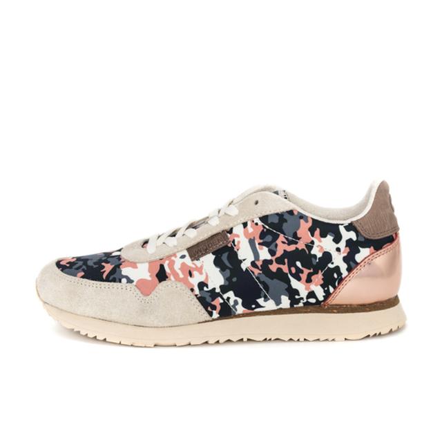 画像: Nora2(ノラ・ツー) カラー:Camouflage/ Lyme grass Peony rose / Navy 価格:15,000円(税込16,200円) 商品概要:唯一のナイロン素材のモデルで どこかレトロな雰囲気が魅力。 ナイロン、スエード、スムースレザーと 3種類の異素材を組み合わせたユニークなデザインながら 奇抜にならないのはシックなカラーだからこそ。