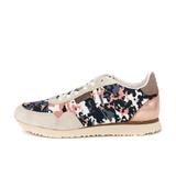 画像: Nora2(ノラ・ツー) カラー:Camouflage/ Lyme grass Peony rose / Navy 価格:15,000円(税込16,200円) 商品概要:唯一のナイロン素材のモデルで どこかレトロな雰囲気が魅力。 ナイロン、スエード、スムースレザーと 3種類の異素材を組み合わせたユニークなデザインながら 奇抜にならないのはシックなカラーだからこそ。