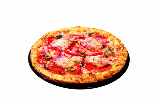 画像: ・「こだわり3種ミートのイベリコデラックス」・・・1,200円(税込価格:1,296円) 【商品特長】専用生地に、イベリコ豚の厚切ベーコン、熟成ベーコン、ぺパロニサラミの3種のミートをトッピングし、赤パプリカや ピーマン、オニオンのカラフルな野菜をトッピングした、見た目にも華やかで糖質を抑えたピザです。