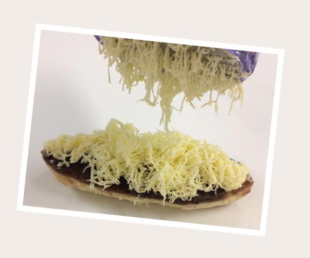 画像: ご注文の度に専用の削り器で 冷やしたバターを 削りおろして提供する 自慢のふんわり「削りバター」