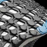 画像: ストレッチウェブアウトソール BOOST™フォームの反発力とクッション性を引き出すストレッチウェブアウトソールを搭載。スムーズな重心移動と高い反発力・安定性をサポートするとともに、蹴り出し時には、さらなる推進力をサポートします。