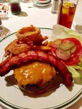 画像: 「ニューヨークスタイル ベーコン&チーズバーガー」1,900円