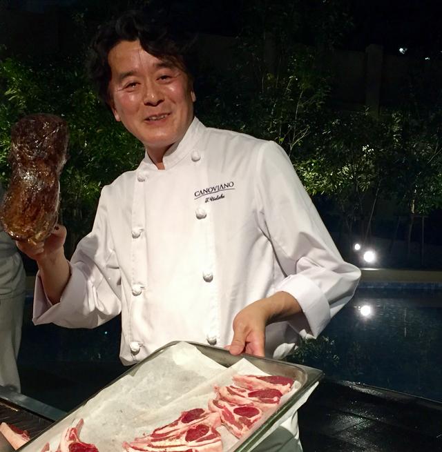 画像: 素敵な笑顔の植竹隆政シェフ。持っているのは、お肉!