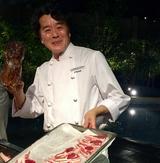 画像: 素敵な笑顔の植竹隆政シェフ。持っているのは、お肉!