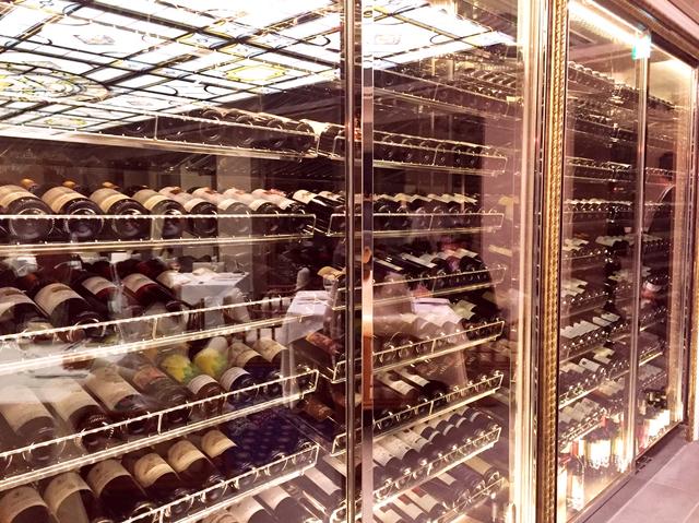 画像: 店内の壁一面に広がるワインセラー