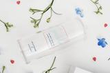 画像: <My Little Box × JILL STUART>から、可愛いケースに入ったコットンパフをお届け。洗顔後のパッティングは、一日の始まりと終わりに行う儀式のようなもの。洗面所やお部屋にコットンパフのケースを置いて、パッティングを楽しんで。 コットンは、日本に見られるような四角ではなく丸型。始まりもなければ終わりもない丸型は永遠に続くという意味で縁起が良いとか。一枚一枚には、ハッピーオーラがいっぱい詰まっています。幸運を呼び込むラッキーアイテムとして使ってみて♪