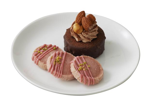画像: 大人を感じるコーヒー風味のショコラムースとナッツに、 イチゴとピスタチオのサブレをそえて。