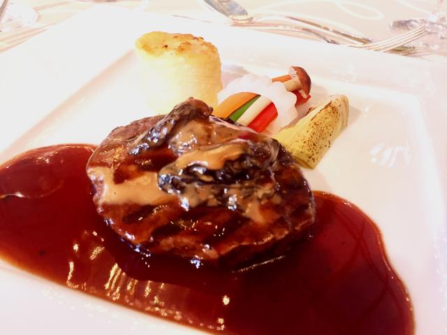 画像: 牛フィレ肉の網焼きと編笠茸のクリーム煮 ブーケに見立てた季節や最 ポルトソース
