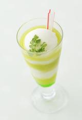 画像: 価 格: 税込¥800 特 長: フレッシュメロンジュースと微細氷入りさっぱりアイスの組み合わせ。ストローでくるくる混ぜると、シャーベット状の味わいに!メロンの上品な香り&甘みを爽やかにお楽しみいただける、すっきりと した口あたりのドリンクデザートです。