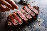 画像: 焼き加減、塩加減にこだわるステーキはカフェの域を超えた美味しさ。
