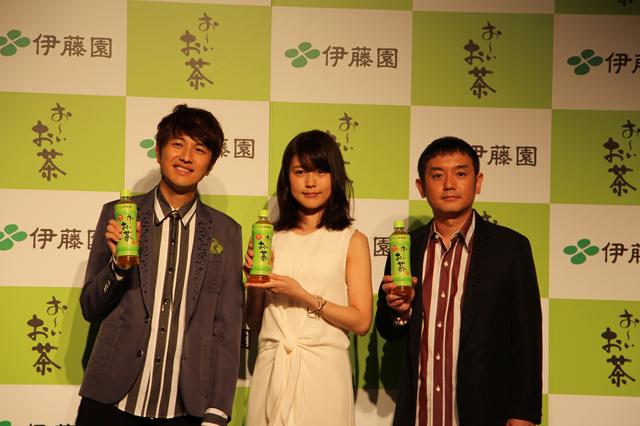 画像: 左から、北川悠仁さん(ゆず)、有村架純さん、岩沢厚治さん(ゆず)