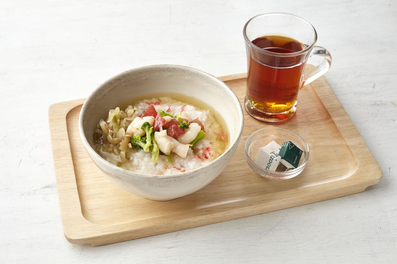 画像: 茶粥 えび塩トマト、ジャスミンティー※モーニング649円(税別)