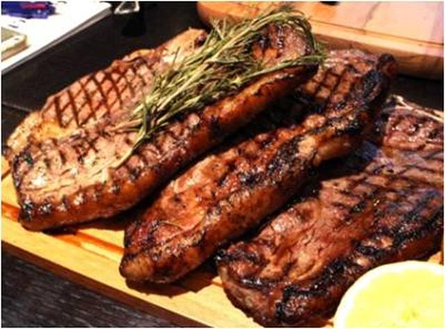 画像: 料理に合うワインをソムリエがアドバイス ワインソムリエの資格を持つスタッフが複数名在籍しており、料理や個人の好みに合わせて、おすすめのワインを提供します。また、日本初上陸となる“BBQに合うワイン”「ピグロ デッレ ソルベ」も提供予定となっており、ここでしか楽しめないマリアージュを堪能いただけます。