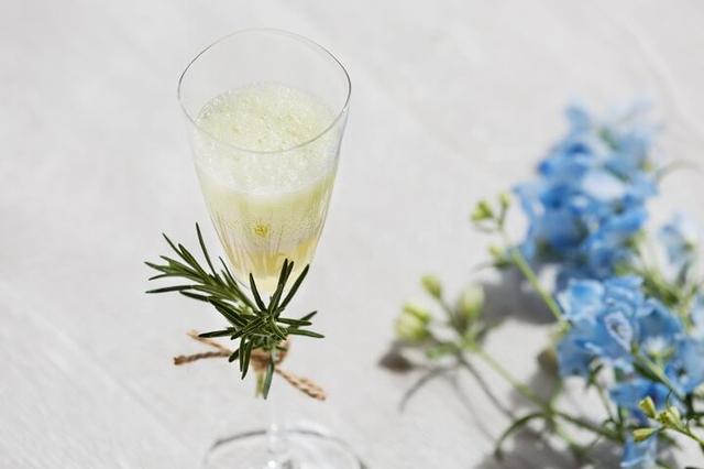 画像: <1品目:淡い思い出> メロンのクリーム&ソーダの飲むパルフェ「淡い思い出」。ローズマリーを飾ったスマートなグラスに、マイヤーレモンのジュレ、エルダーフラワーのアイス、メロン果汁を加えた微炭酸ソーダが三層に重なり、軽く混ぜて飲むと、暑い夏にぴったりな爽やかな味が広がります。