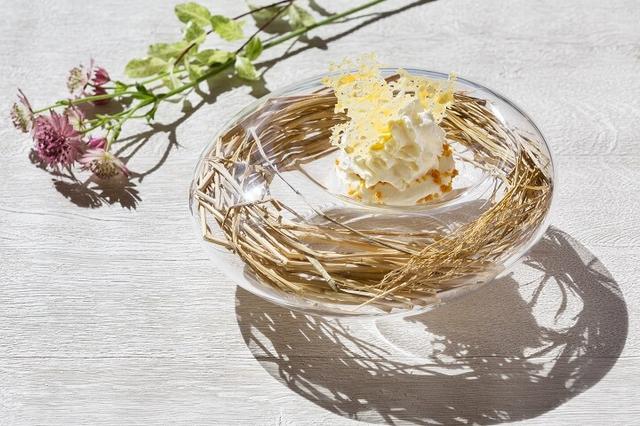 画像: <2品目:草原の中で> チーズを使ったしょっぱいパルフェ「草原の中で」。サクサクしたクランブルにクレメ・ダンジュ、リコッタチーズのソルベをあわせました。ホエイの酸味を生かし、塩味で仕立てた、夏にふさわしいさっぱりした味わいです。
